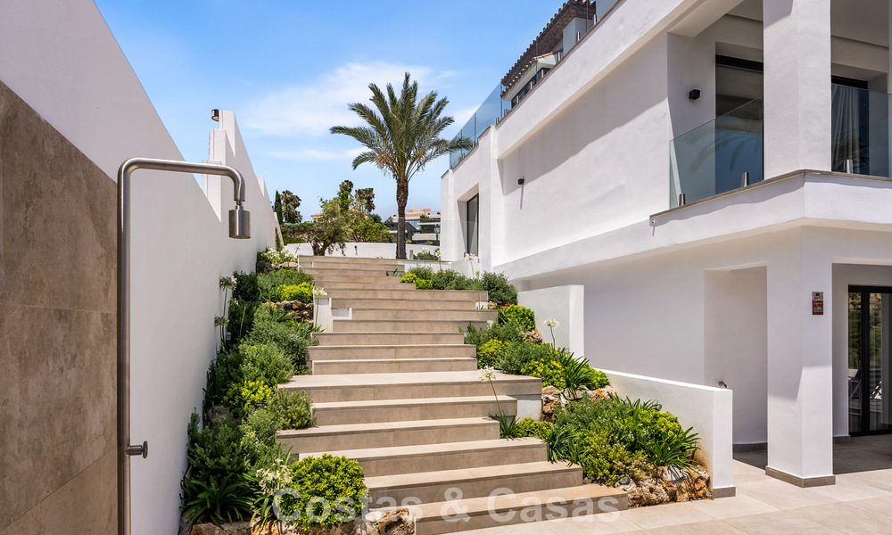 Frontline golf villa with golf and sea views for sale in the prestigious 5* golf resort in Marbella - Benahavis 783391