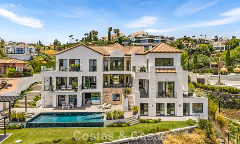 Frontline golf villa with golf and sea views for sale in the prestigious 5* golf resort in Marbella - Benahavis 783395