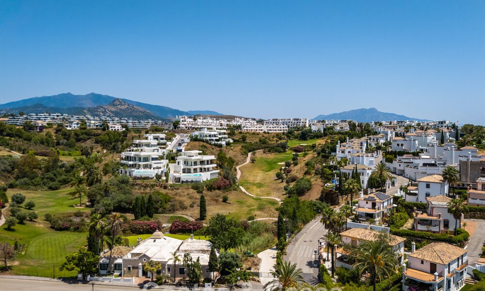 Move-in ready, contemporary luxury villa for sale adjacent to the golf course on the New Golden Mile between Marbella and Estepona 783274