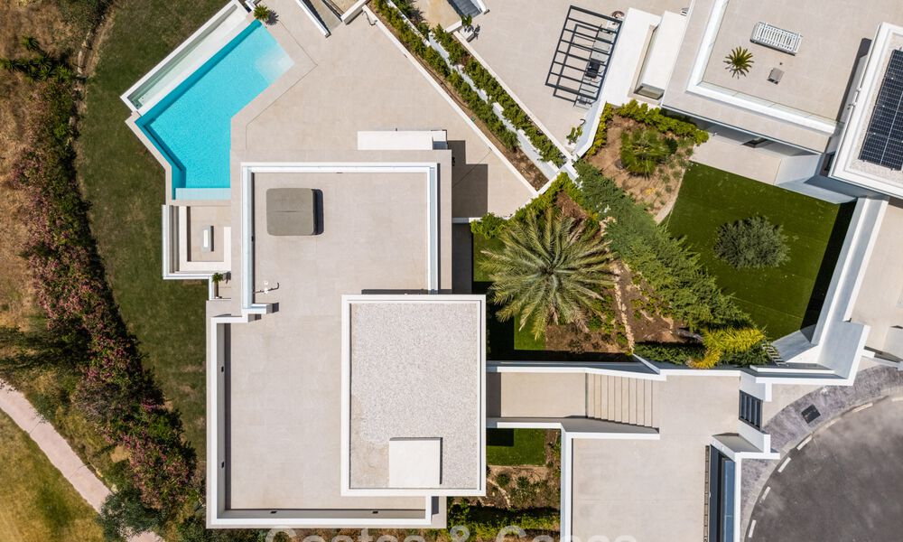 Move-in ready, contemporary luxury villa for sale adjacent to the golf course on the New Golden Mile between Marbella and Estepona 783277
