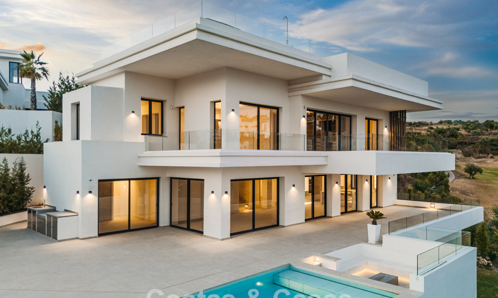 Move-in ready, contemporary luxury villa for sale adjacent to the golf course on the New Golden Mile between Marbella and Estepona 783280