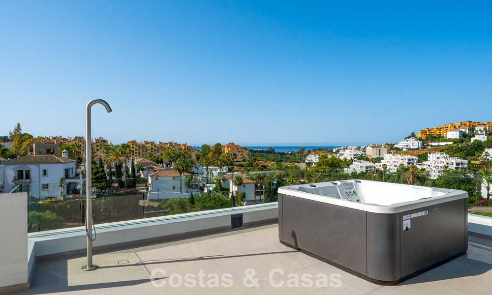 Move-in ready, contemporary luxury villa for sale adjacent to the golf course on the New Golden Mile between Marbella and Estepona 783282