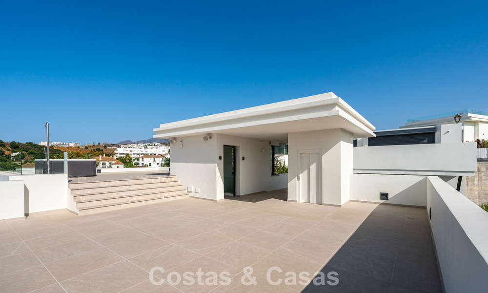 Move-in ready, contemporary luxury villa for sale adjacent to the golf course on the New Golden Mile between Marbella and Estepona 783283