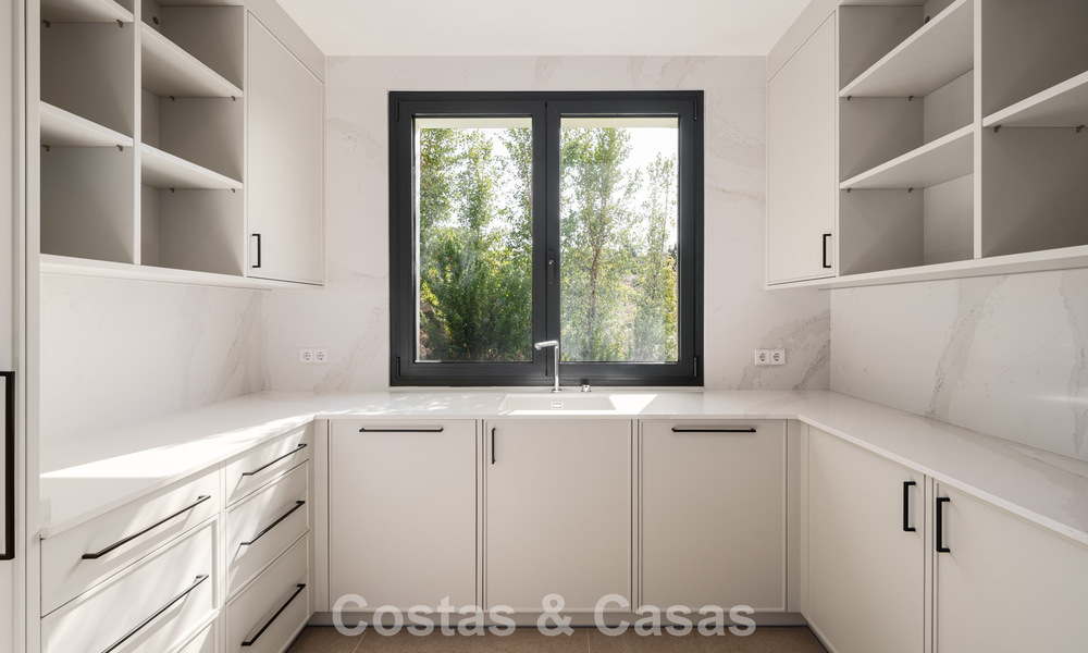 Move-in ready, contemporary luxury villa for sale adjacent to the golf course on the New Golden Mile between Marbella and Estepona 783284