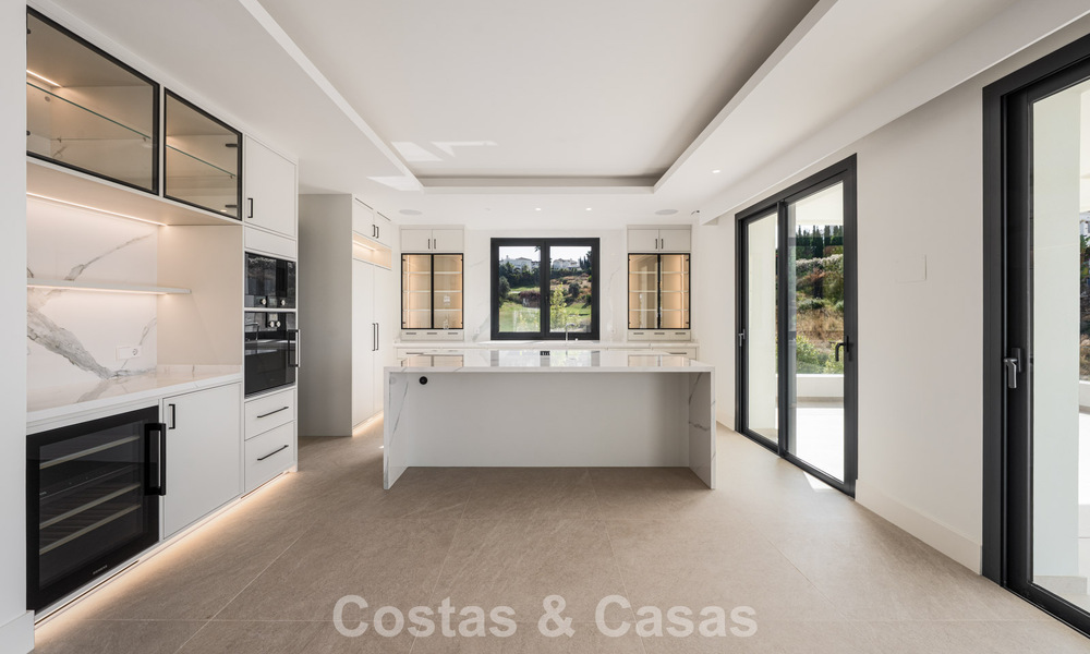 Move-in ready, contemporary luxury villa for sale adjacent to the golf course on the New Golden Mile between Marbella and Estepona 783285