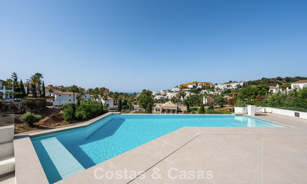 Move-in ready, contemporary luxury villa for sale adjacent to the golf course on the New Golden Mile between Marbella and Estepona 783288