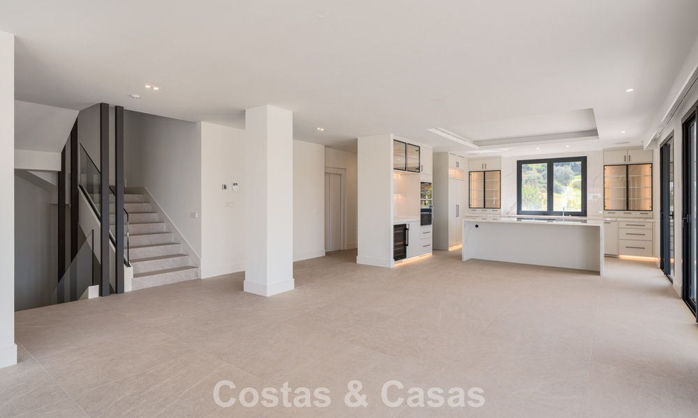 Move-in ready, contemporary luxury villa for sale adjacent to the golf course on the New Golden Mile between Marbella and Estepona 783293