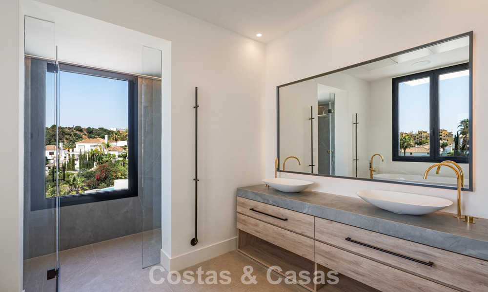 Move-in ready, contemporary luxury villa for sale adjacent to the golf course on the New Golden Mile between Marbella and Estepona 783295