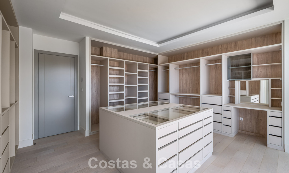 Move-in ready, contemporary luxury villa for sale adjacent to the golf course on the New Golden Mile between Marbella and Estepona 783297