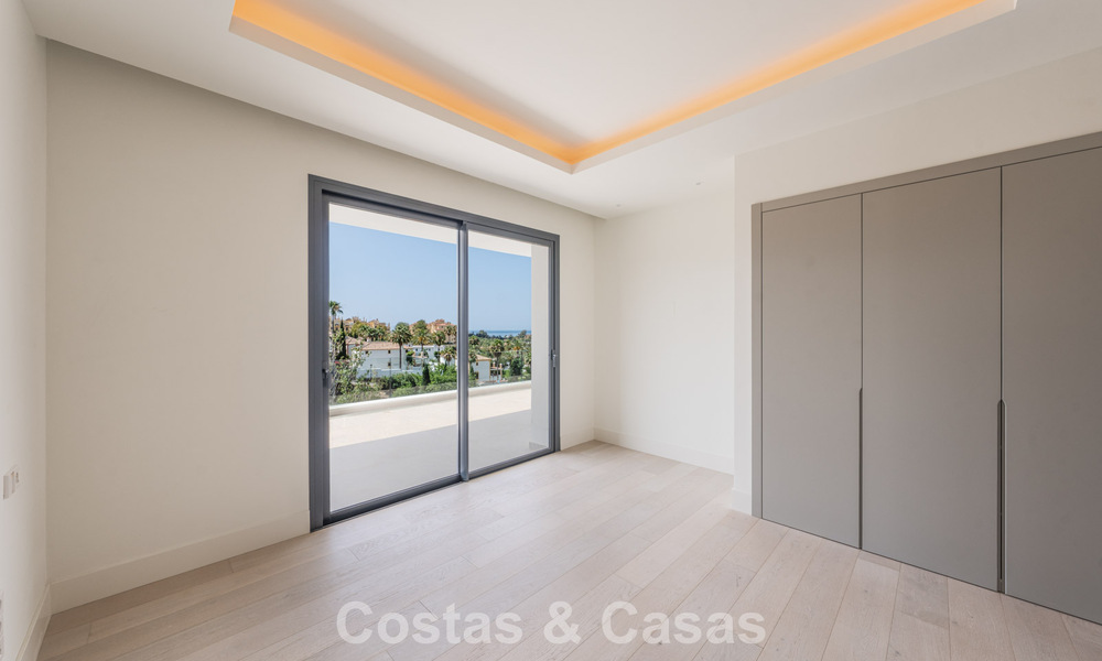 Move-in ready, contemporary luxury villa for sale adjacent to the golf course on the New Golden Mile between Marbella and Estepona 783299