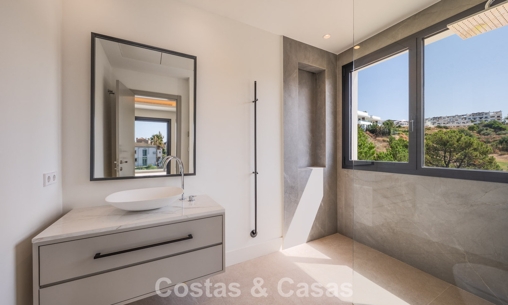 Move-in ready, contemporary luxury villa for sale adjacent to the golf course on the New Golden Mile between Marbella and Estepona 783300