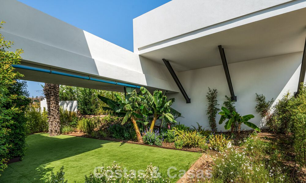 Move-in ready, contemporary luxury villa for sale adjacent to the golf course on the New Golden Mile between Marbella and Estepona 783301