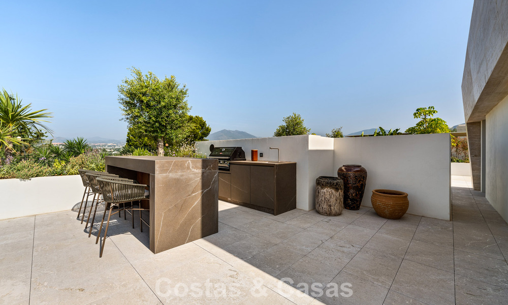 Move-in ready, high-end designer home for sale in a prime resort-style complex on Marbella's Golden Mile 782773