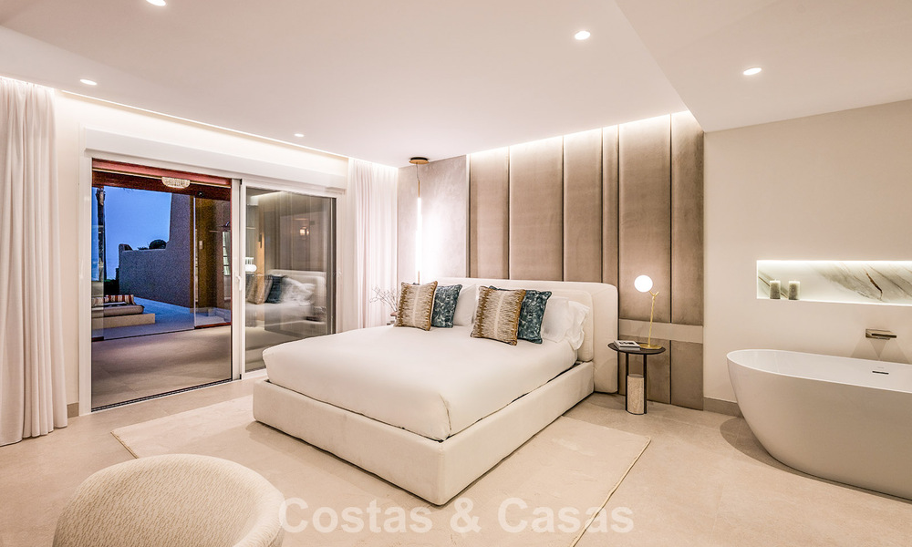 High-quality, modernized luxury beachfront apartment with stunning sea views, private garden and pool, Marbella - Estepona 782606
