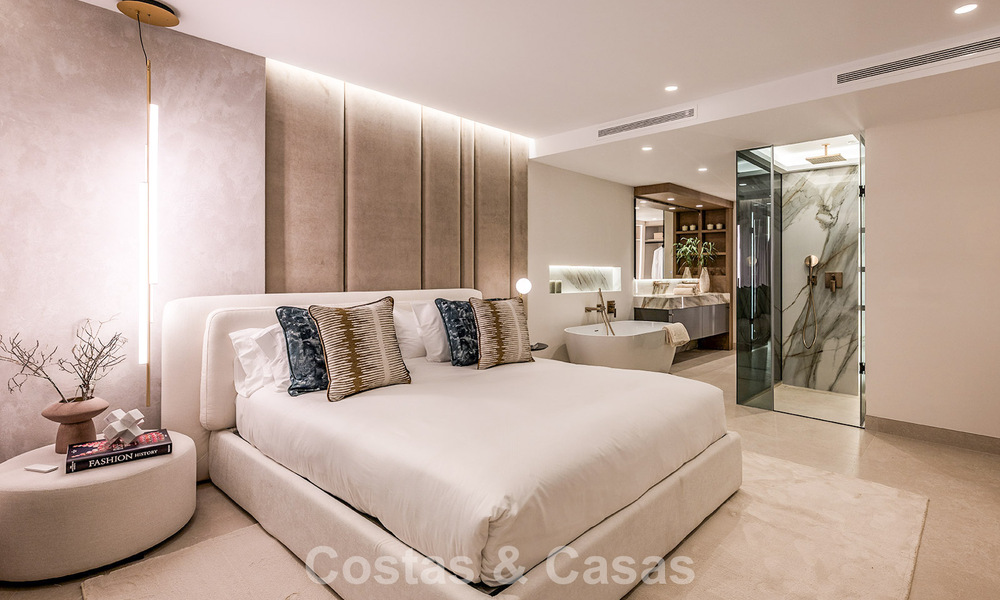 High-quality, modernized luxury beachfront apartment with stunning sea views, private garden and pool, Marbella - Estepona 782608
