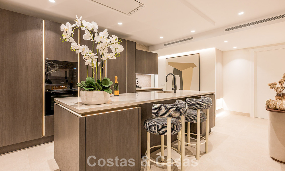 High-quality, modernized luxury beachfront apartment with stunning sea views, private garden and pool, Marbella - Estepona 782610