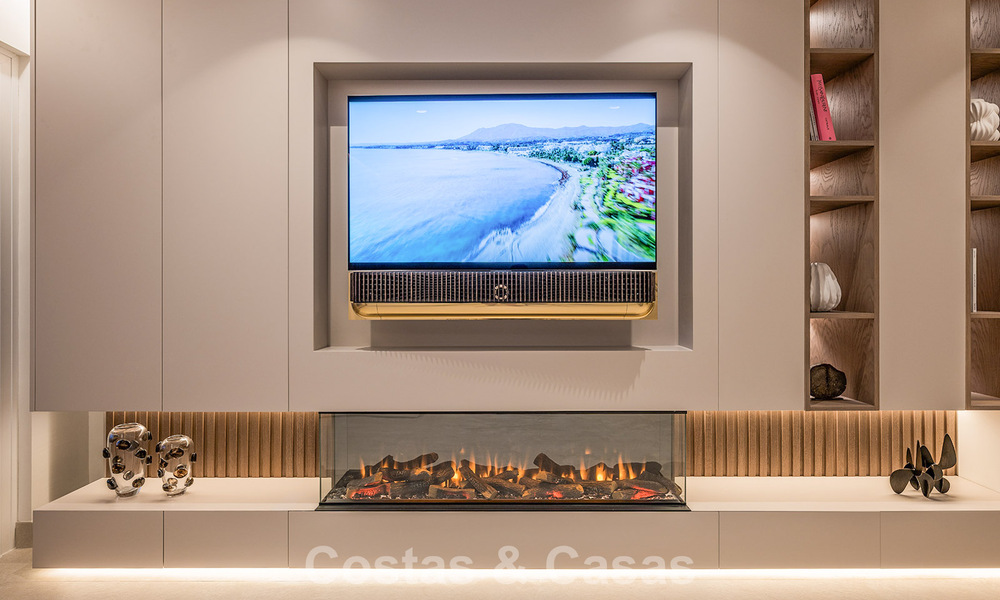 High-quality, modernized luxury beachfront apartment with stunning sea views, private garden and pool, Marbella - Estepona 782612