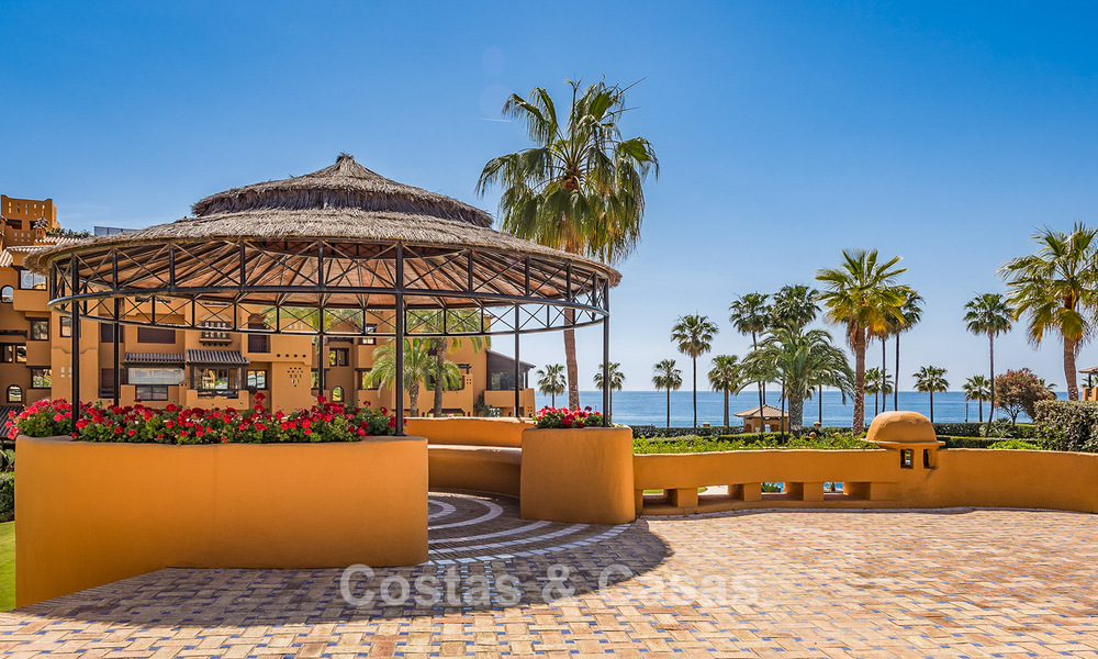 High-quality, modernized luxury beachfront apartment with stunning sea views, private garden and pool, Marbella - Estepona 782614