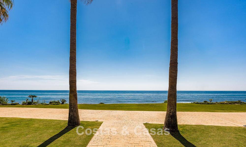 High-quality, modernized luxury beachfront apartment with stunning sea views, private garden and pool, Marbella - Estepona 782615