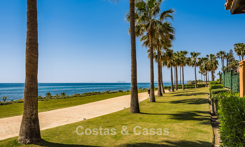 High-quality, modernized luxury beachfront apartment with stunning sea views, private garden and pool, Marbella - Estepona 782616
