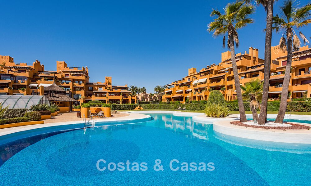 High-quality, modernized luxury beachfront apartment with stunning sea views, private garden and pool, Marbella - Estepona 782618