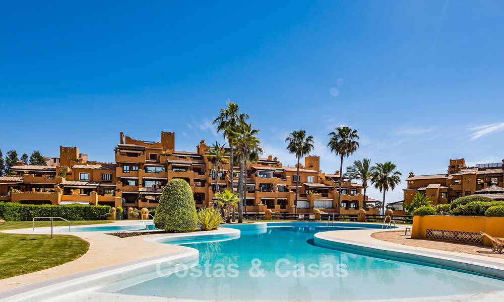 High-quality, modernized luxury beachfront apartment with stunning sea views, private garden and pool, Marbella - Estepona 782619