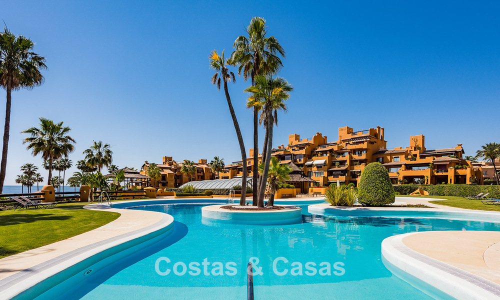 High-quality, modernized luxury beachfront apartment with stunning sea views, private garden and pool, Marbella - Estepona 782620