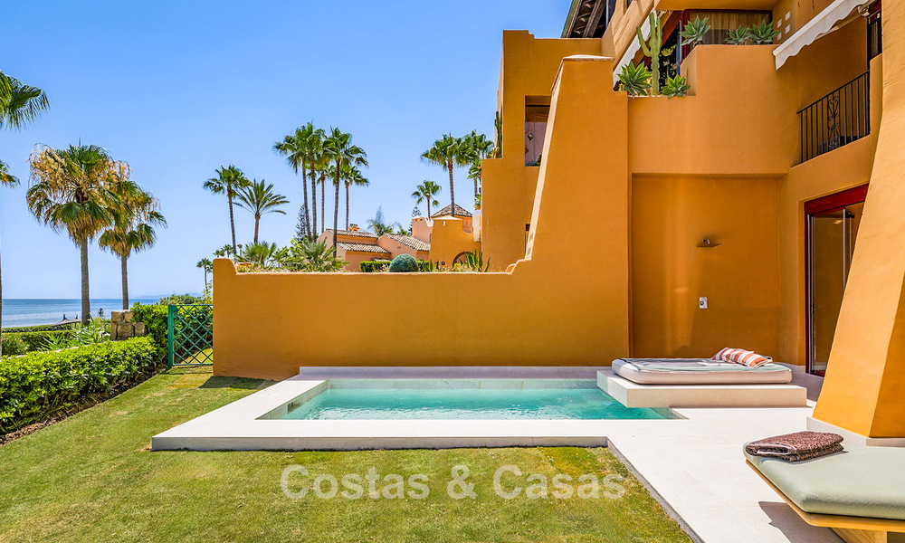 High-quality, modernized luxury beachfront apartment with stunning sea views, private garden and pool, Marbella - Estepona 782623