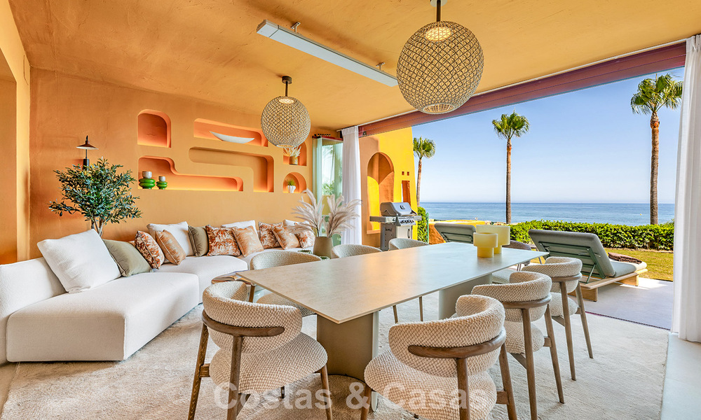 High-quality, modernized luxury beachfront apartment with stunning sea views, private garden and pool, Marbella - Estepona 782625