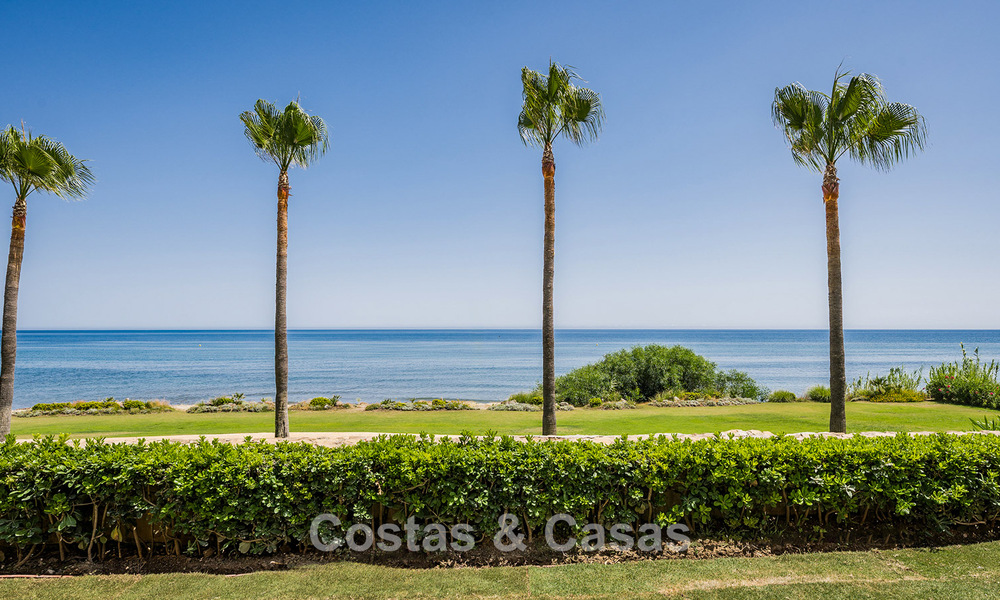 High-quality, modernized luxury beachfront apartment with stunning sea views, private garden and pool, Marbella - Estepona 782626