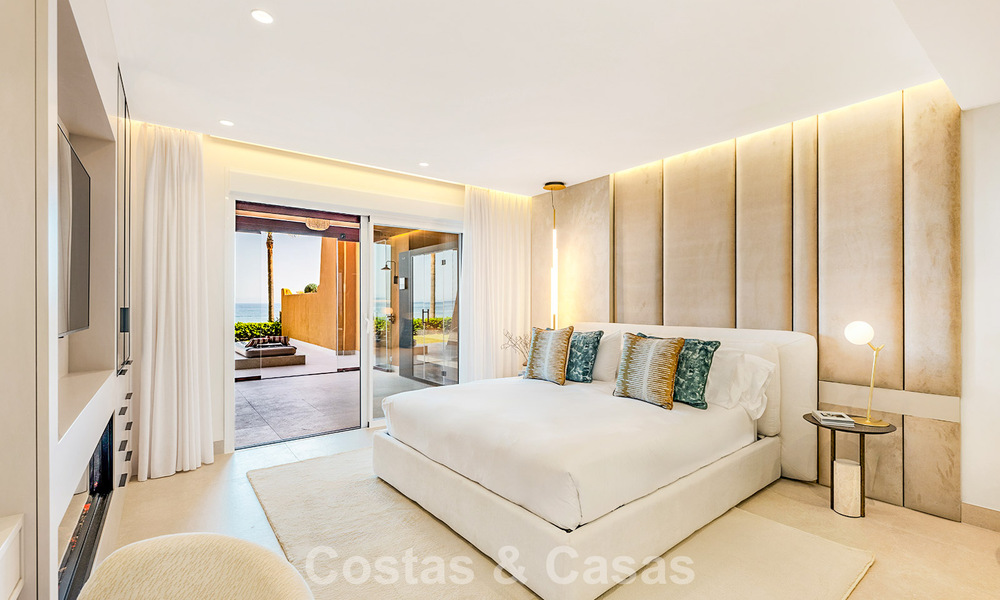 High-quality, modernized luxury beachfront apartment with stunning sea views, private garden and pool, Marbella - Estepona 782630