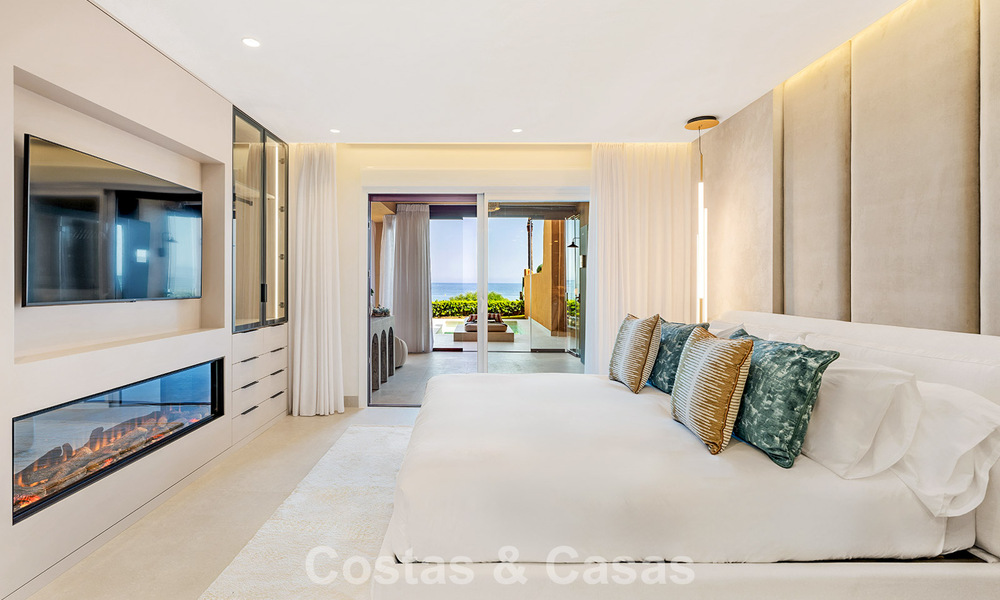 High-quality, modernized luxury beachfront apartment with stunning sea views, private garden and pool, Marbella - Estepona 782632
