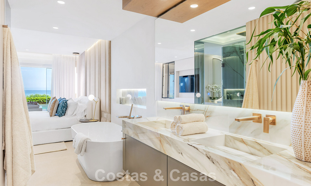 High-quality, modernized luxury beachfront apartment with stunning sea views, private garden and pool, Marbella - Estepona 782633