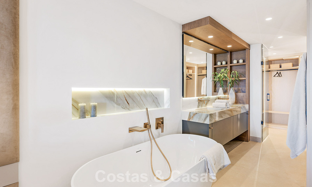High-quality, modernized luxury beachfront apartment with stunning sea views, private garden and pool, Marbella - Estepona 782634