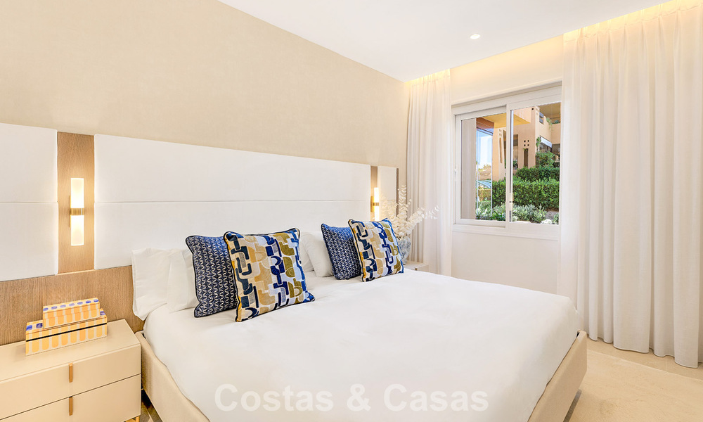 High-quality, modernized luxury beachfront apartment with stunning sea views, private garden and pool, Marbella - Estepona 782636