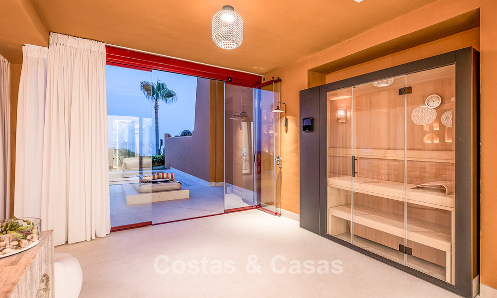 High-quality, modernized luxury beachfront apartment with stunning sea views, private garden and pool, Marbella - Estepona 782640