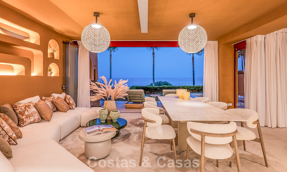 High-quality, modernized luxury beachfront apartment with stunning sea views, private garden and pool, Marbella - Estepona 782642