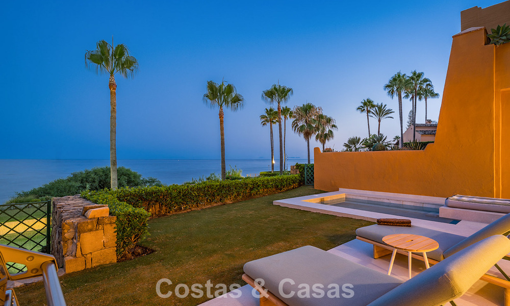 High-quality, modernized luxury beachfront apartment with stunning sea views, private garden and pool, Marbella - Estepona 782646