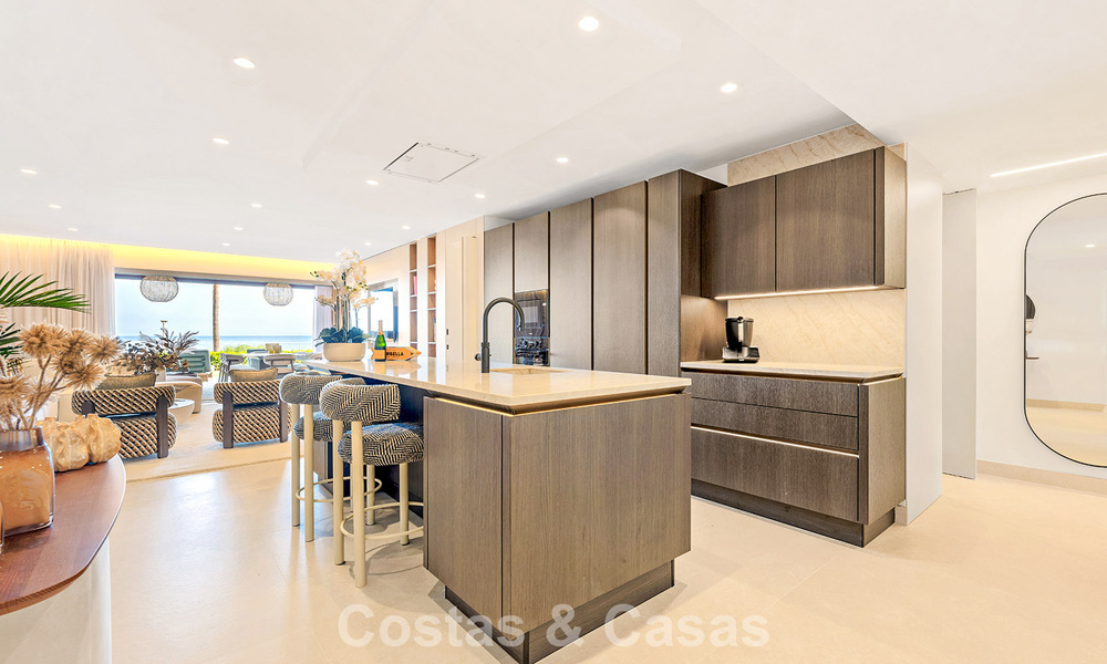 High-quality, modernized luxury beachfront apartment with stunning sea views, private garden and pool, Marbella - Estepona 782648