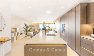 High-quality, modernized luxury beachfront apartment with stunning sea views, private garden and pool, Marbella - Estepona 782650 