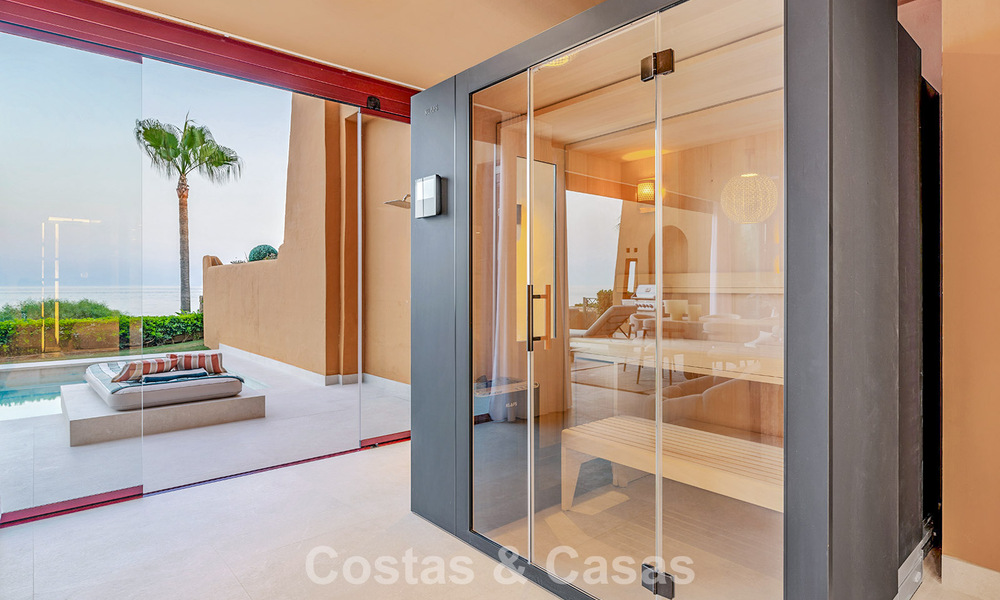 High-quality, modernized luxury beachfront apartment with stunning sea views, private garden and pool, Marbella - Estepona 782655
