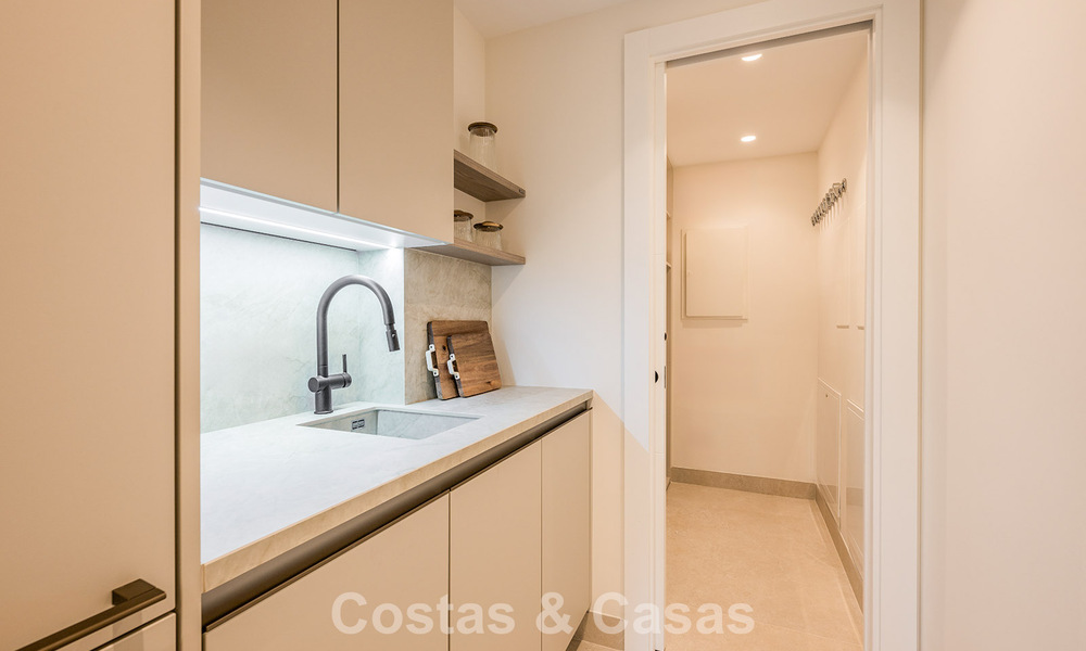 High-quality, modernized luxury beachfront apartment with stunning sea views, private garden and pool, Marbella - Estepona 782657