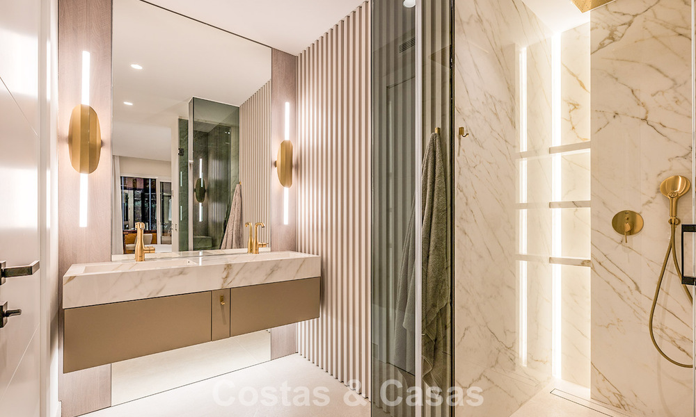 High-quality, modernized luxury beachfront apartment with stunning sea views, private garden and pool, Marbella - Estepona 782659