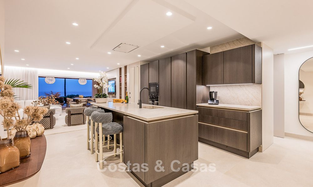 High-quality, modernized luxury beachfront apartment with stunning sea views, private garden and pool, Marbella - Estepona 782660