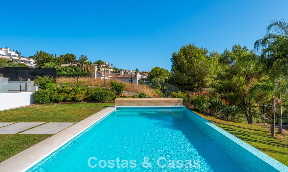 Frontline golf villa in a modern Mediterranean style for sale in Elviria, east of Marbella center 783009