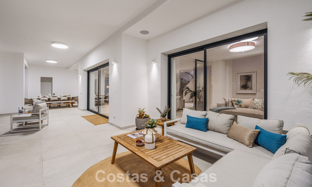 Frontline golf villa in a modern Mediterranean style for sale in Elviria, east of Marbella center 783031