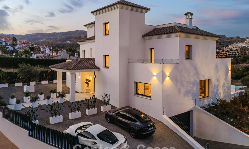 Frontline golf villa in a modern Mediterranean style for sale in Elviria, east of Marbella center 783036