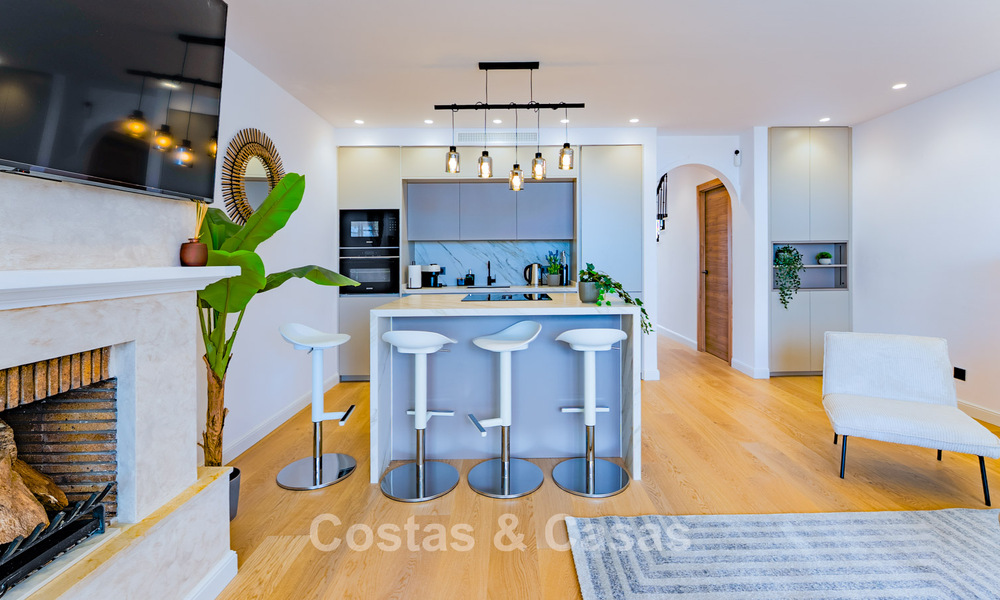 Move-in ready, spacious 3-bedroom townhouse for sale with contemporary interior and sea views in Marbella - Benahavis 782971