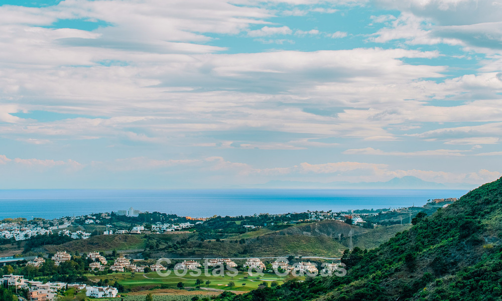 Move-in ready, spacious 3-bedroom townhouse for sale with contemporary interior and sea views in Marbella - Benahavis 782996