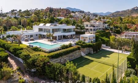 Sophisticated luxury villa for sale with private tennis court in the heart of Nueva Andalucia, Marbella 783594